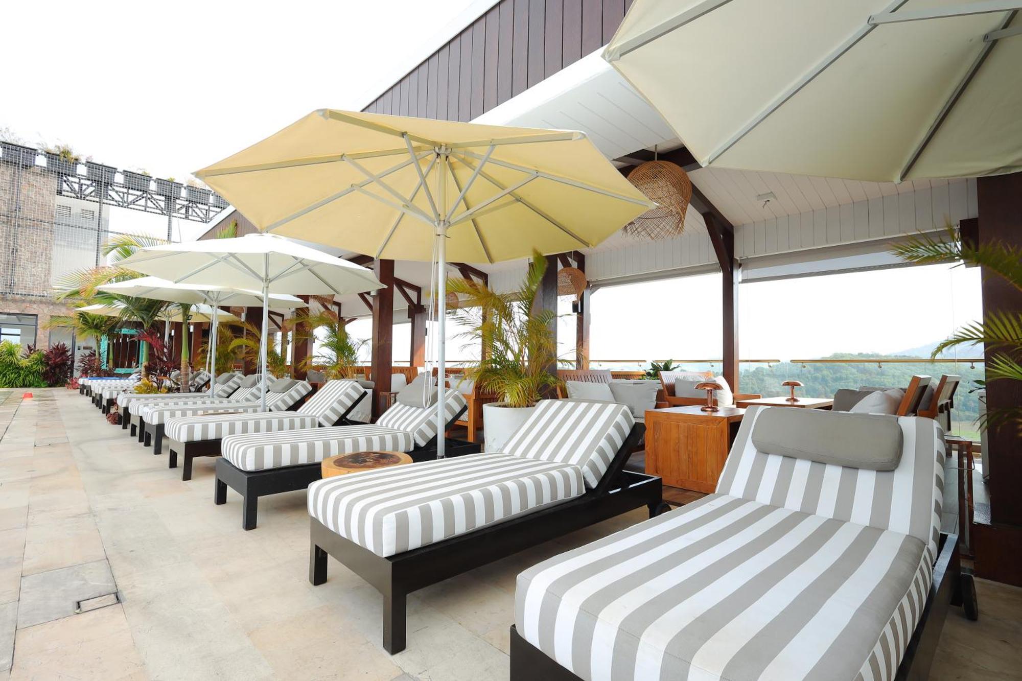 The Riyaz Lavanya Langkawi Pantai Cenang  Kültér fotó Rooftop pool at the hotel