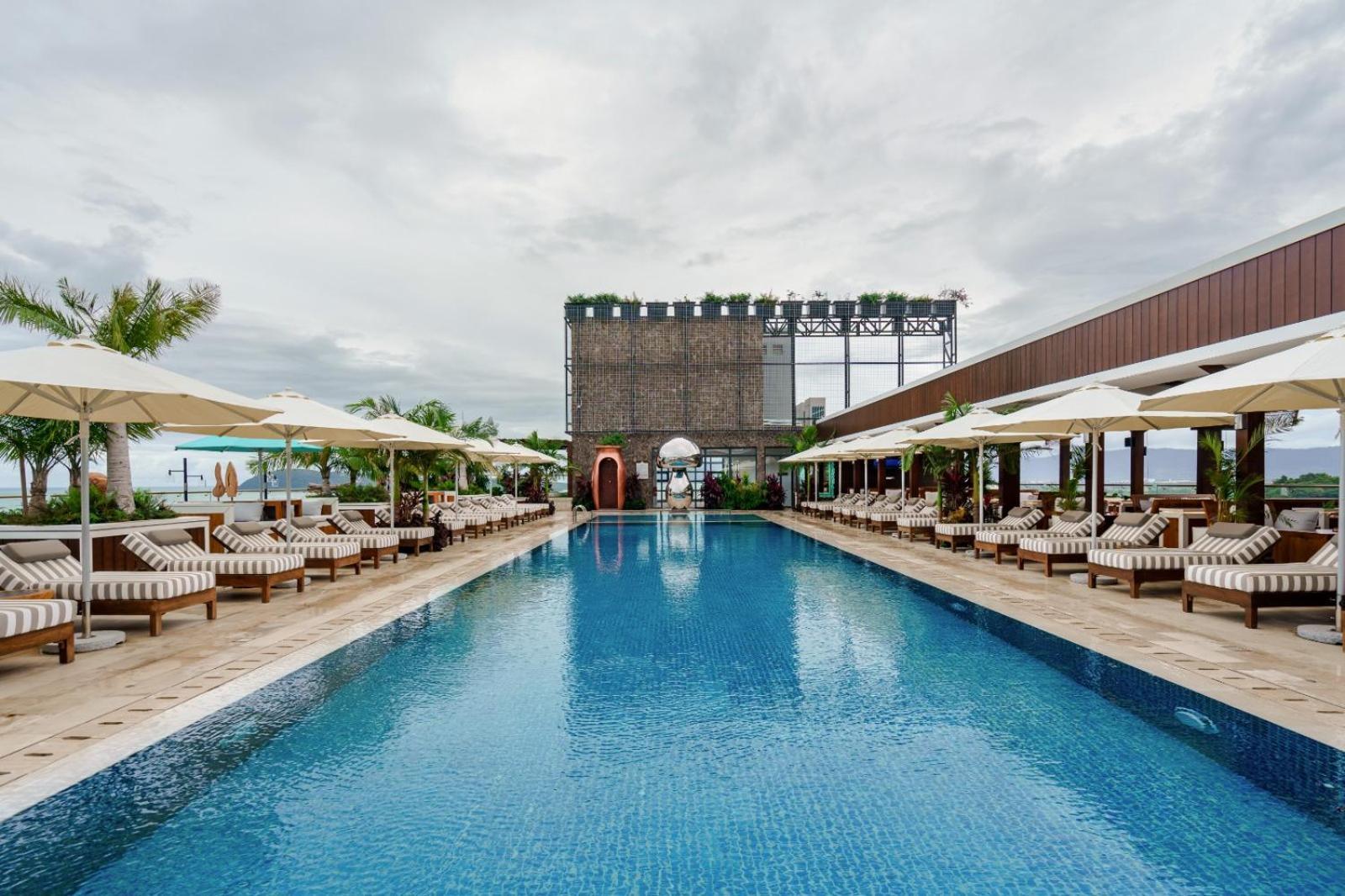 The Riyaz Lavanya Langkawi Pantai Cenang  Kültér fotó The rooftop pool at the hotel