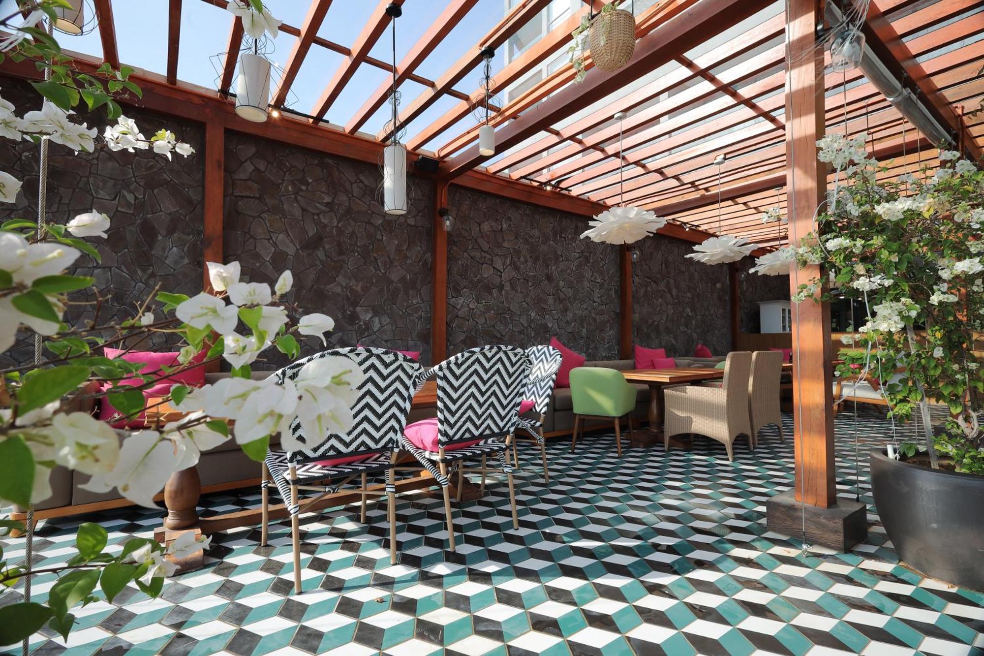 The Riyaz Lavanya Langkawi Pantai Cenang  Kültér fotó Rooftop bar